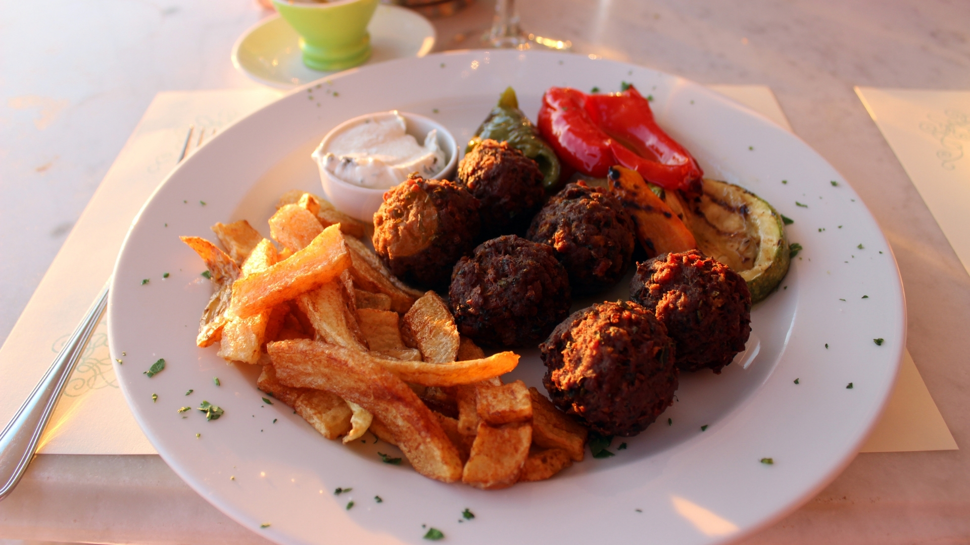 Meatballs & Potatoes (4 Meatballs + 1 Handful of Fries)